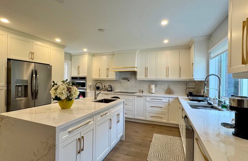 Clarkson-Lorne Park Casa | Luxury 4BR Retreat with Pool, Piano, Spa & Games