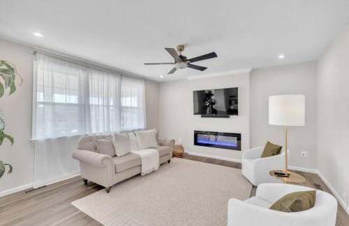 Winchester Casa | Luxury 4BR Retreat Kitchen Grill Fireplace