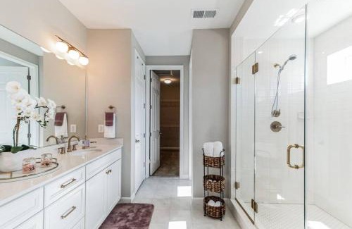Winchester Casa | Luxury 4BR Retreat Kitchen Grill Fireplace