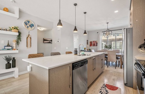 Calgary Casa | Luxury 4BR Townhouse Near YYC Airport - Sleeps 4