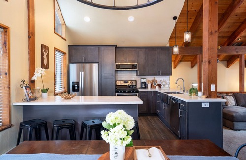 Truckee Cabina | Luxury 5 Bd Tahoe Donner Home - 2 Master King Bed Suites --New HotTub!