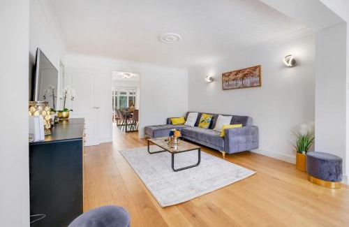 Sandhurst Casa | Luxury 5 BDR 2 BA House with Parking in Sandhurst By 360Stays