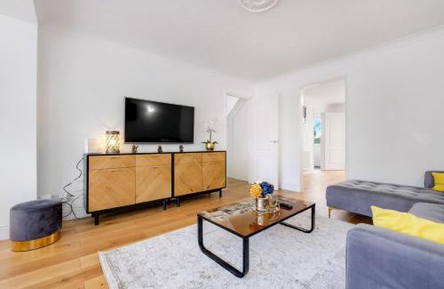 Sandhurst Casa | Luxury 5 BDR 2 BA House with Parking in Sandhurst By 360Stays
