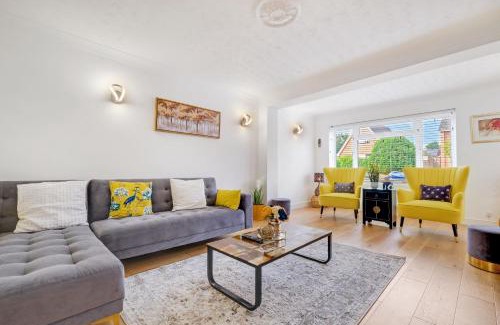 Sandhurst Casa | Luxury 5 BDR 2 BA House with Parking in Sandhurst By 360Stays
