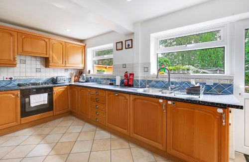 Sandhurst Casa | Luxury 5 BDR 2 BA House with Parking in Sandhurst By 360Stays