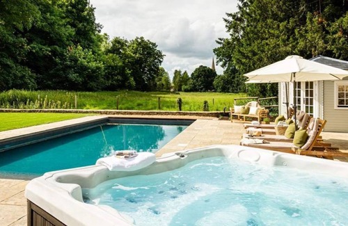 Down Ampney Casa | Luxury 5 bed Cotswold house with pool and hot tub near Cirencester.
