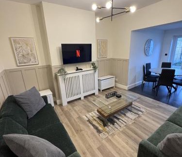 Shrewsbury Casa | Luxury 5 Bed Home Near Royal Shrewsbury Hospital
