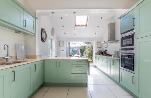 Eltham Casa | Luxury 5-Bed Home w Cinema Games Room Garden Pass the Keys