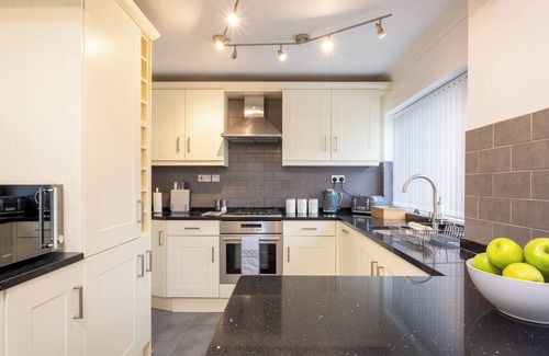 Barnt Green Casa | Luxury 5 Bed House With Parking & Garden In The Heart of Shirley Solihull