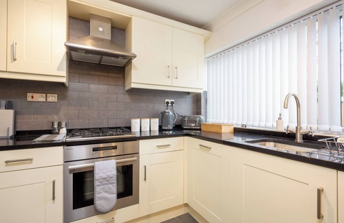 Barnt Green Casa | Luxury 5 Bed House With Parking & Garden In The Heart of Shirley Solihull