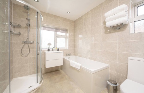 Barnt Green Casa | Luxury 5 Bed House With Parking & Garden In The Heart of Shirley Solihull