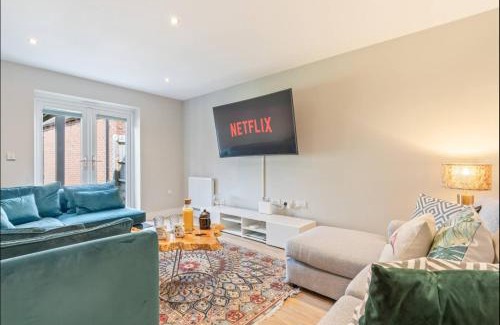 Bicester Casa | Luxury 5 bed house with Hot Tub nr Bicester Village