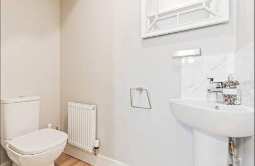 Bicester Casa | Luxury 5 bed house with Hot Tub nr Bicester Village