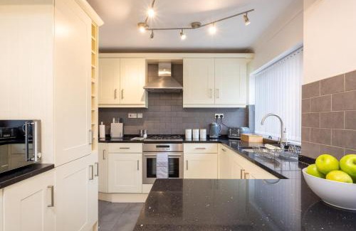 Shirley Casa | Luxury 5 Bed House With Parking