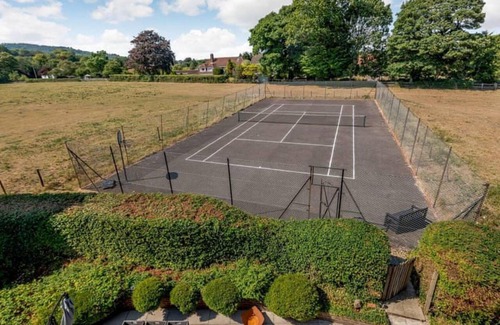 Steyning Casa | Luxury 5-bed House With Tennis Court & Games Room