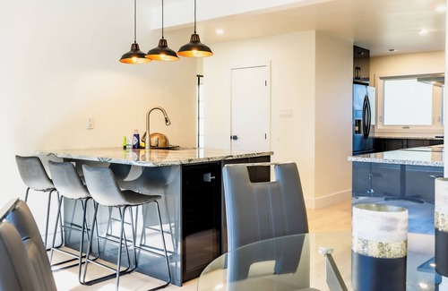 London Casa | Luxury 5-Bed London Retreat: Hot Tub & Sauna + Prime Location, Ultimate Comfort!