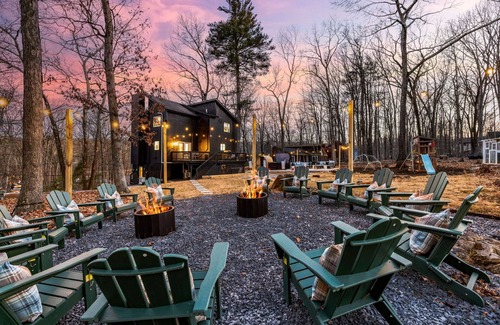 East Stroudsburg Cabina | Luxury 5-bedroom cabin with Mini Golf, Sauna & Hot Tub in East Stroudsburg