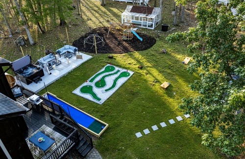 East Stroudsburg Cabina | Luxury 5-bedroom cabin with Mini Golf, Sauna & Hot Tub in East Stroudsburg