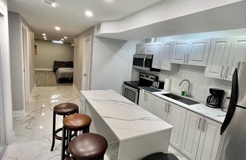 Churchill Meadows Casa | Luxury 5 Bedroom 6 Bed Home with Basement