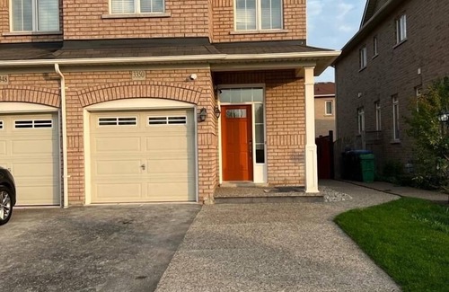 Churchill Meadows Casa | Luxury 5 Bedroom 6 Bed Home with Basement