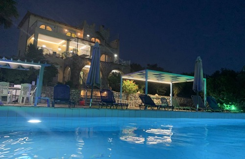 Avia Villa | Villa de lujo de 5 dormitorios, piscina privada, aire acondicionado. Espectaculares vistas al mar.