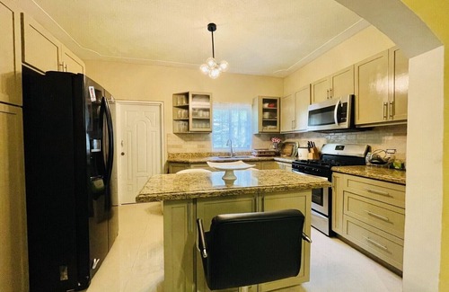 Port Antonio Casa | Luxury 5 Bedroom House W Private Parking & Patio