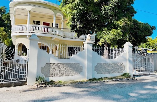 Port Antonio Casa | Luxury 5 Bedroom House W Private Parking & Patio