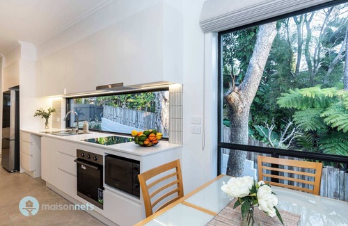 Manly Vale Casa | Luxury 5 Bedroom House With Aircon & Granny Flat