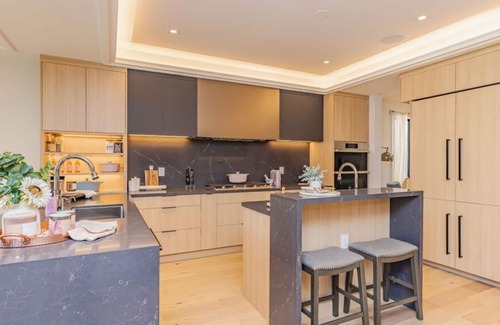 Lakeview Casa | Luxury 5-bedroom Lakeshore Home