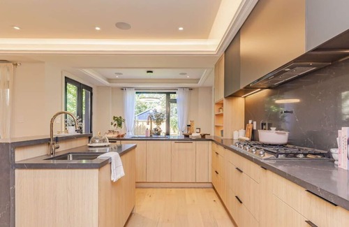 Lakeview Casa | Luxury 5-bedroom Lakeshore Home