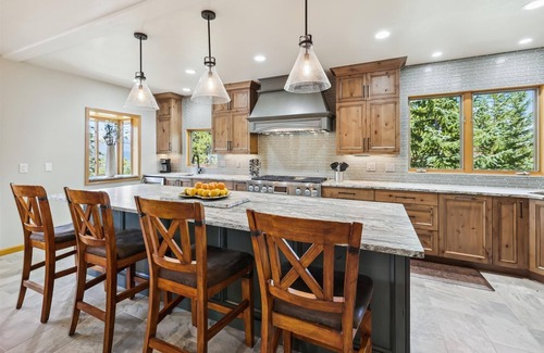 Woodmoor Casa | Luxury 5-bedroom Mountain View Lodge in Breckenridge, perfect for 12 guests with stunning views.