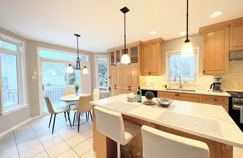 Bridlewood - Emerald Meadows Casa | Luxury 5 bedroom Vacation Home with Office & Gym close to Forest, Trails, Shops