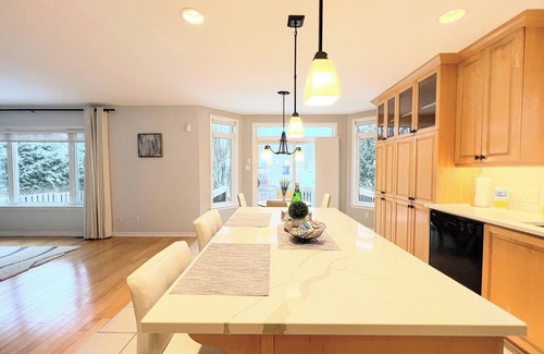 Bridlewood - Emerald Meadows Casa | Luxury 5 bedroom Vacation Home with Office & Gym close to Forest, Trails, Shops