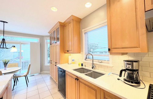 Bridlewood - Emerald Meadows Casa | Luxury 5 bedroom Vacation Home with Office & Gym close to Forest, Trails, Shops