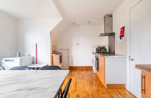 Liberton Casa | Luxury 5 Bedroom Victorian apartment in central Edinburgh with private parking