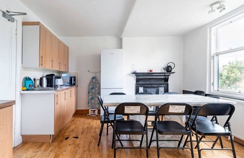 Liberton Casa | Luxury 5 Bedroom Victorian apartment in central Edinburgh with private parking