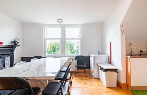 Liberton Casa | Luxury 5 Bedroom Victorian apartment in central Edinburgh with private parking