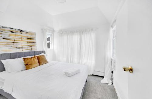 Bryn Mawr Casa | Luxury 5 BR 2BA Apt NYC Sleeps 16 with Free Parking!