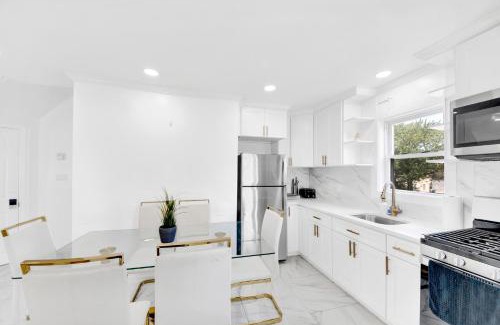 Bryn Mawr Casa | Luxury 5 BR 2BA Apt NYC Sleeps 16 with Free Parking!