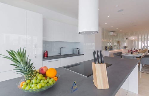 Kastelir Villa | Villa Oasis de lujo de 5 dormitorios con piscina privada climatizada cerca de la costa