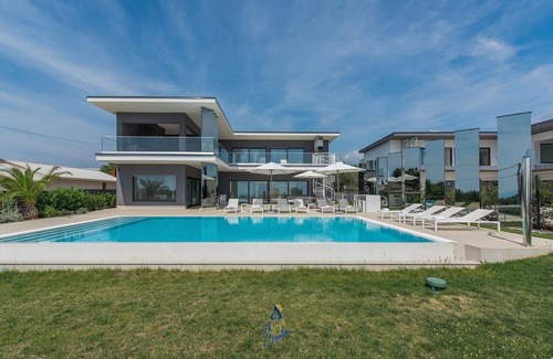 Kastelir Villa | Villa Oasis de lujo de 5 dormitorios con piscina privada climatizada cerca de la costa