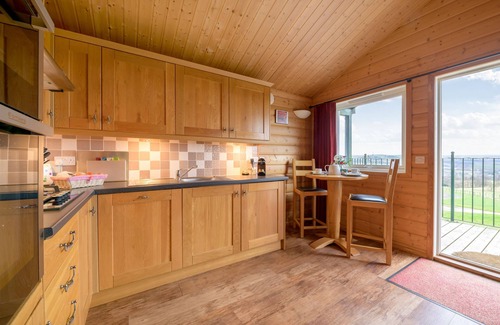 Lauder Chalet De Esquí | Luxury 5-Star Lodge with Hot Tub & Breathtaking Views – Sleeps 2 ✨