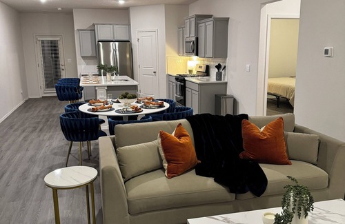Santa Fe Casa | Luxury 5-Star New Home: 4 King BRs & Electric Fire - 15 Min to Airport & Plaza