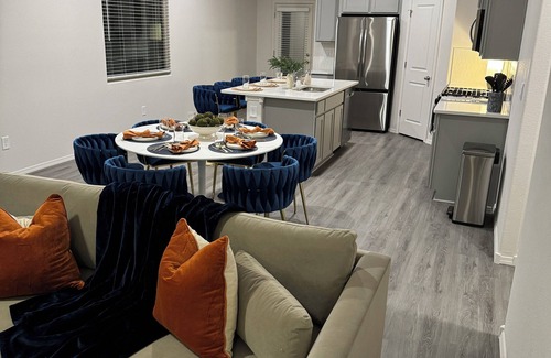 Santa Fe Casa | Luxury 5-Star New Home: 4 King BRs & Electric Fire - 15 Min to Airport & Plaza