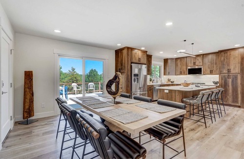 Northeast Colorado Springs Casa | Luxury 5BD CO Retreat,Hot Tub,Fire Table,Mtn Views