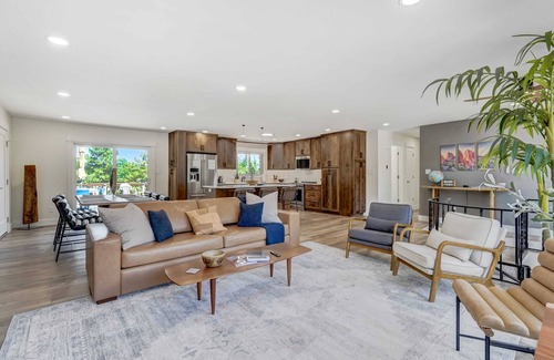 Northeast Colorado Springs Casa | Luxury 5BD CO Retreat,Hot Tub,Fire Table,Mtn Views