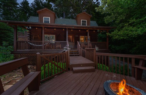 Weaverville Casa | Luxury 5BDR Retreat Log Cabin and Horses