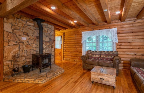 Weaverville Casa | Luxury 5BDR Retreat Log Cabin and Horses