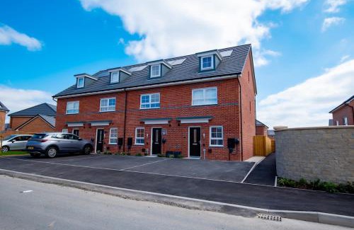 Wigan Casa | Luxury 5BDR with City Access, Free Parking and Wi-Fi