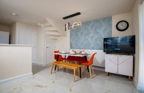 Wigan Casa | Luxury 5BDR with City Access, Free Parking and Wi-Fi
